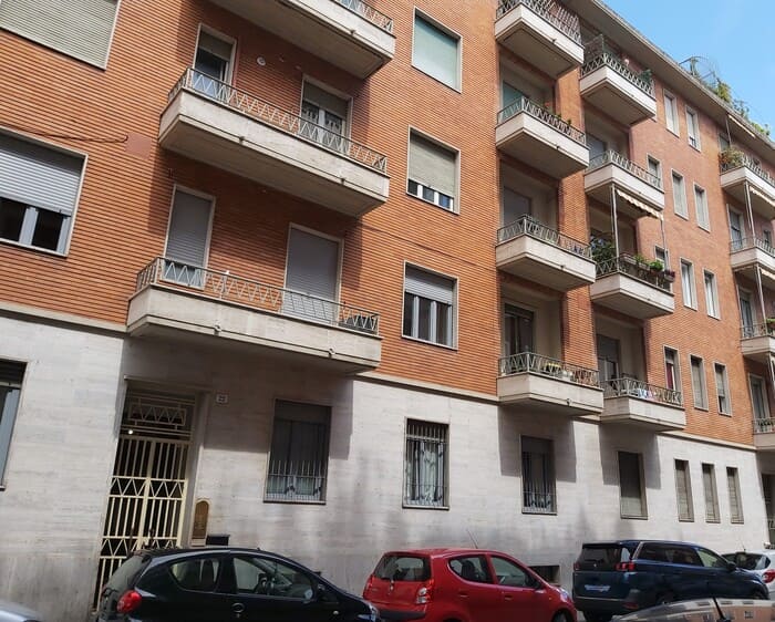 Facciata di casa in vendita in via Vidua Torino.
