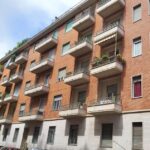 Facciata di casa in vendita in via Vidua Torino.