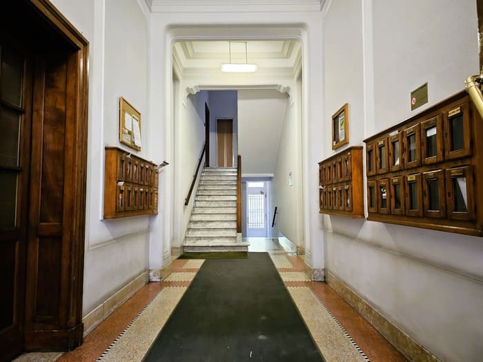 Androne di appartamento in vendita nuda proprieta via Camino 2 Torino