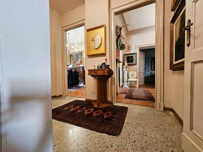 Corridoio di appartamento in vendita nuda proprieta via Camino 2 Torino