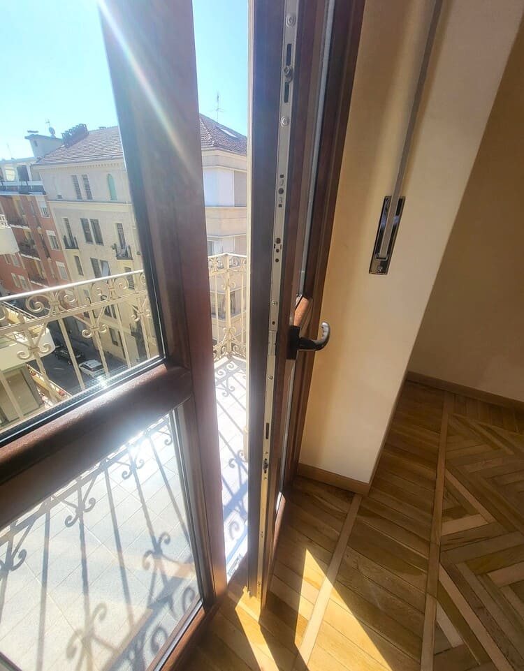 finestra di casa in affitto via Grassi 10 Torino