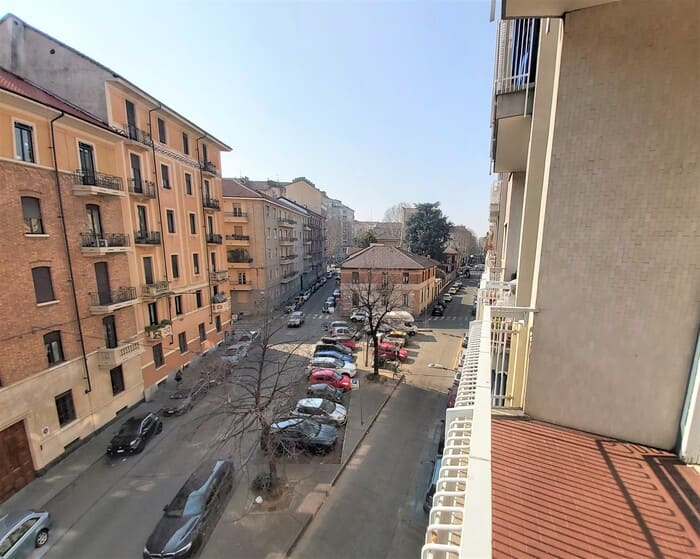 balcone di casa in largo migliara torino