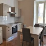 Cucina arredata di casa in affitto in torino via cibrario