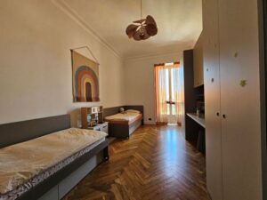 camera da letto di appartamento in vendita torino via Avogadro