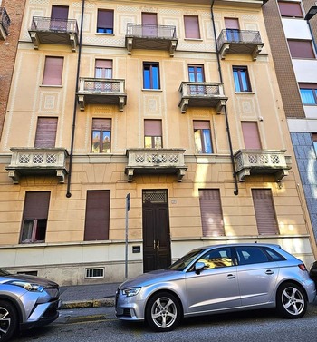 Facciata di casa in vendita uso investimento via Cialdini Torino