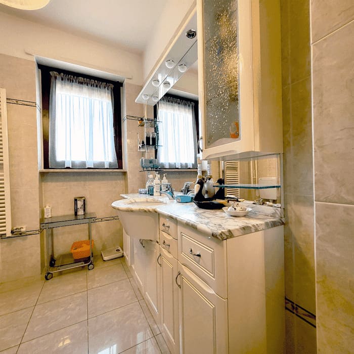 sala da bagno di appartamento in vendita torino via tiraboschi