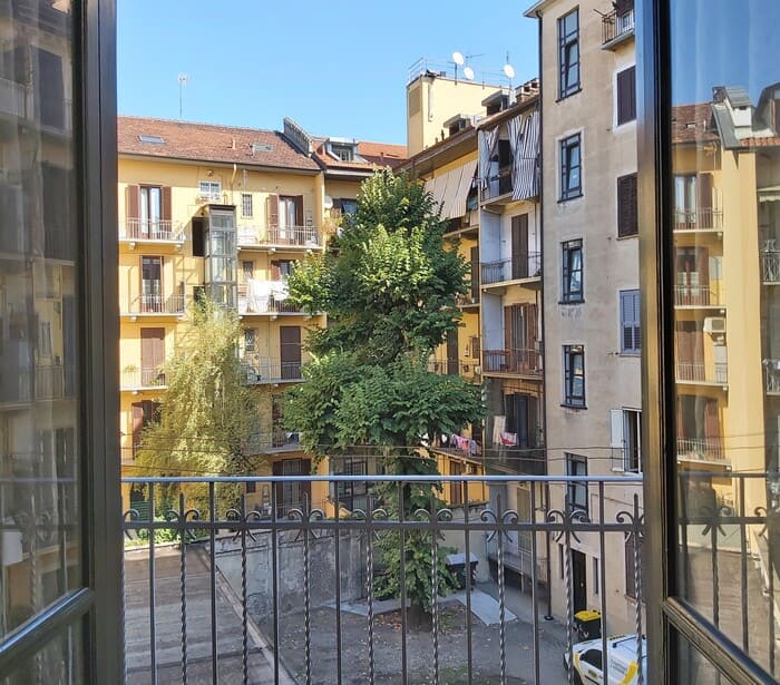 vista interno cortile di appartamento in vendita via duchessa jolanda torino