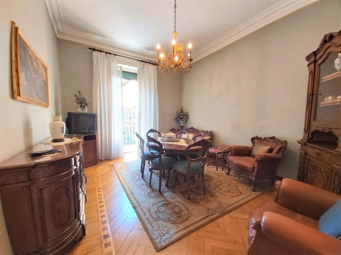 soggiorno di appartamento in vendita via duchessa jolanda torino
