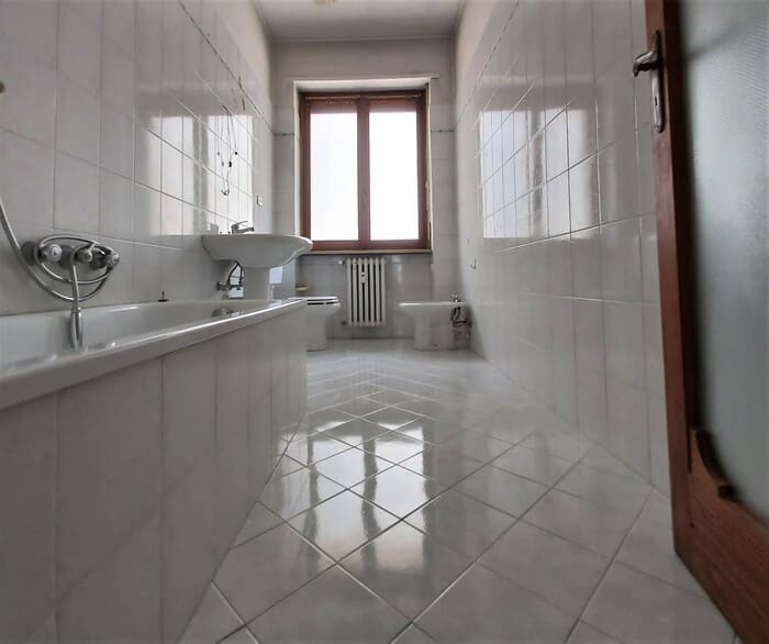 sala da bagno di appartamento in vendita via duchessa jolanda Torino