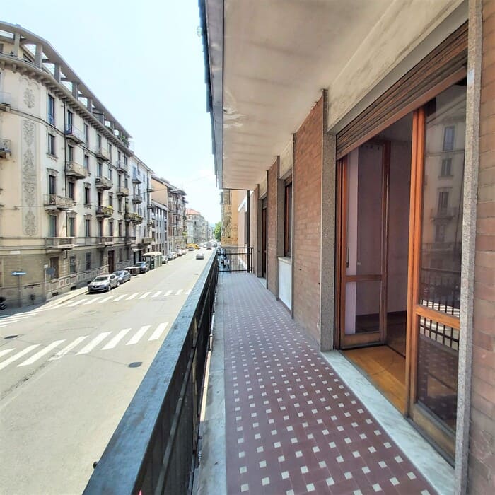 balcone di appartamento in vendita via duchessa jolanda Torino