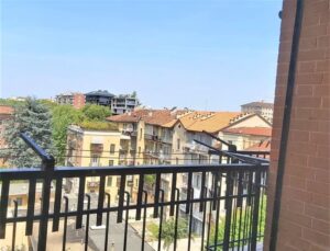 vista dalla cucina androne di attico in affitto via Coazze Torino