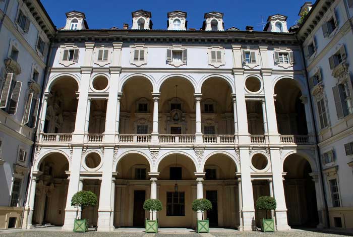 cortile interno monolocale in affitto torino