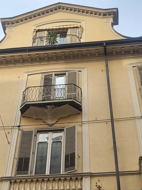 Palazzo dei pipistrelli a Torino San Salvario