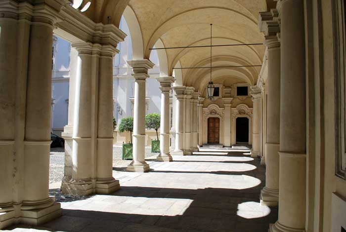 cortile monolocale in affitto piazza savoia torino